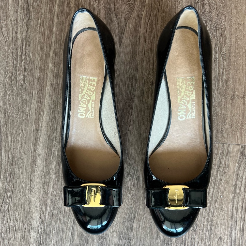 Salvatore Ferragamo Vara Bow Pump shoe size 39